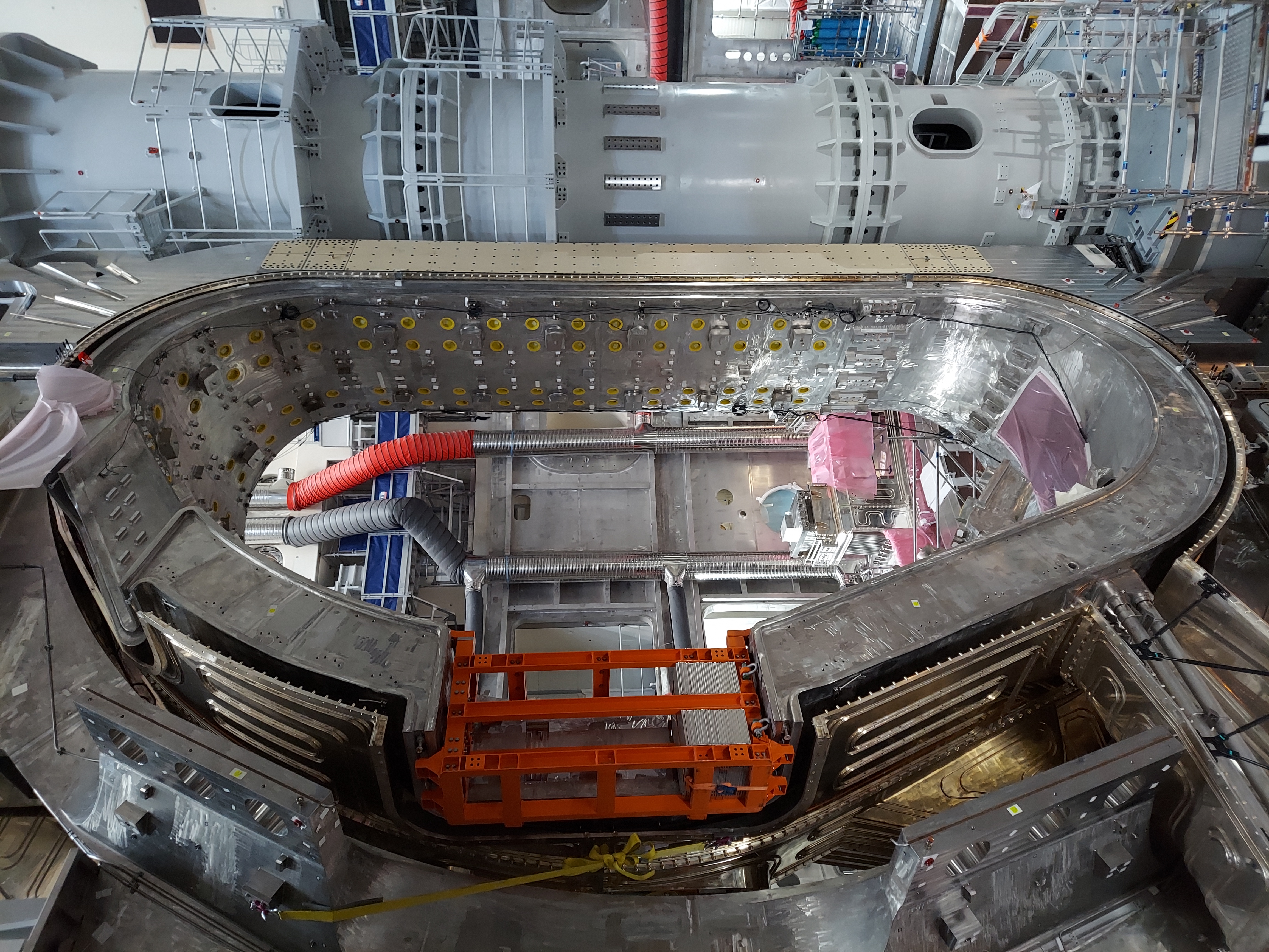 ITER vacuum vessel and column