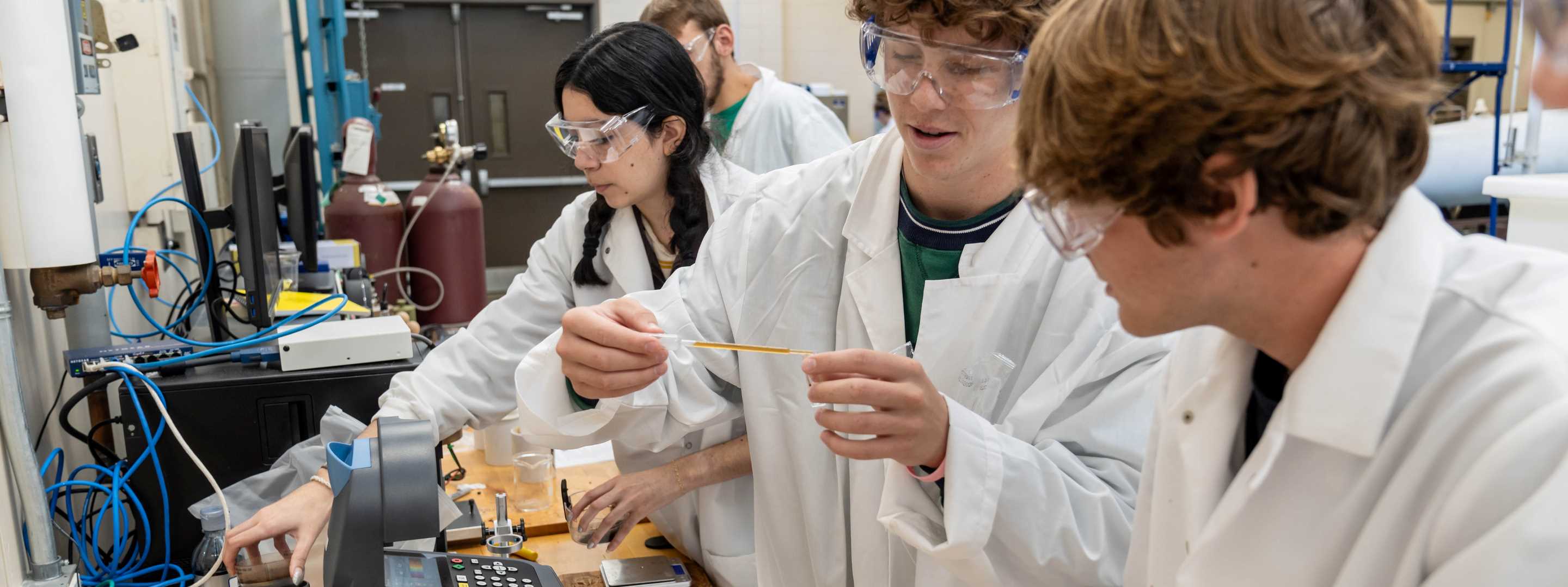 Students in ENGR 05 lab