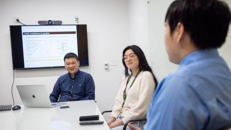Sihong Xie with students