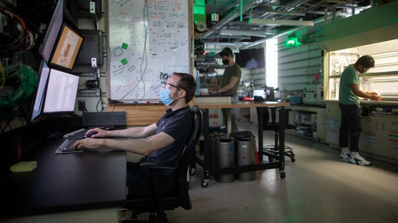 Florian Metzger and other students in MATS lab