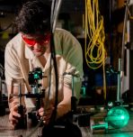 Saimonth Muñoz in the Ivan Biaggio lab