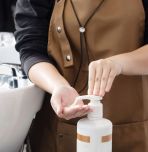 Hair Stylist Pump Shampoo Conditioner Bottle to Wash Client Hair