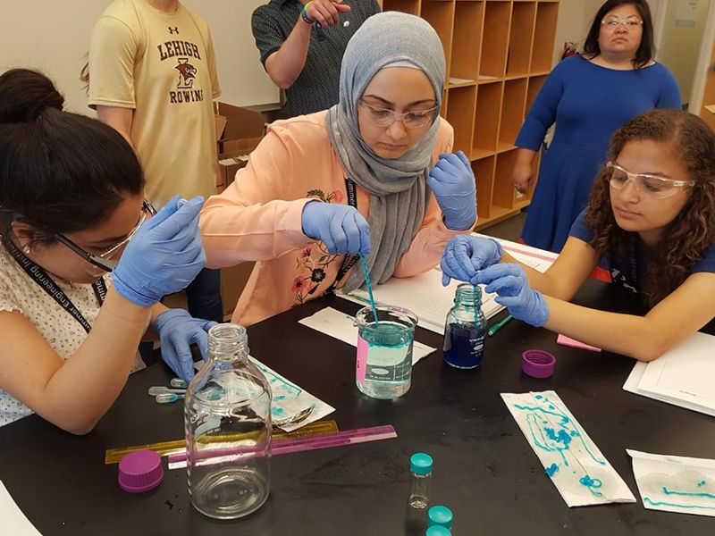 SEI students work on experiments